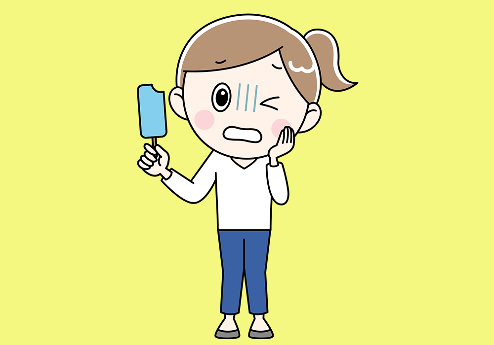 アイスで歯がしみる女性