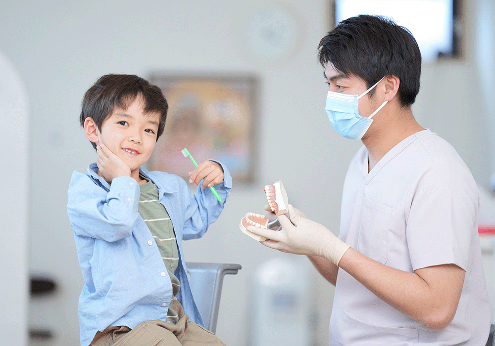 歯科検診を受ける男の子