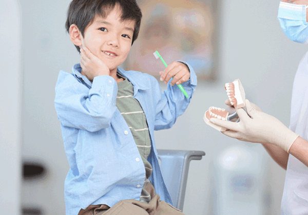 歯みがきをする男の子