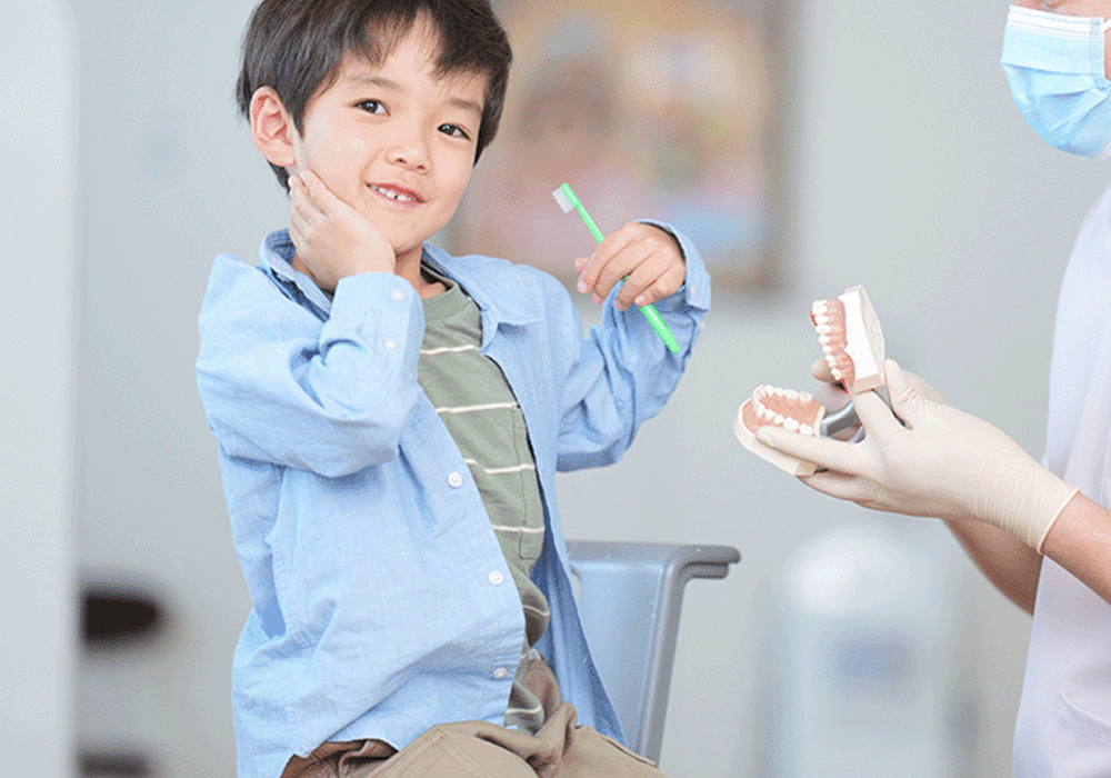 歯みがきをする男の子